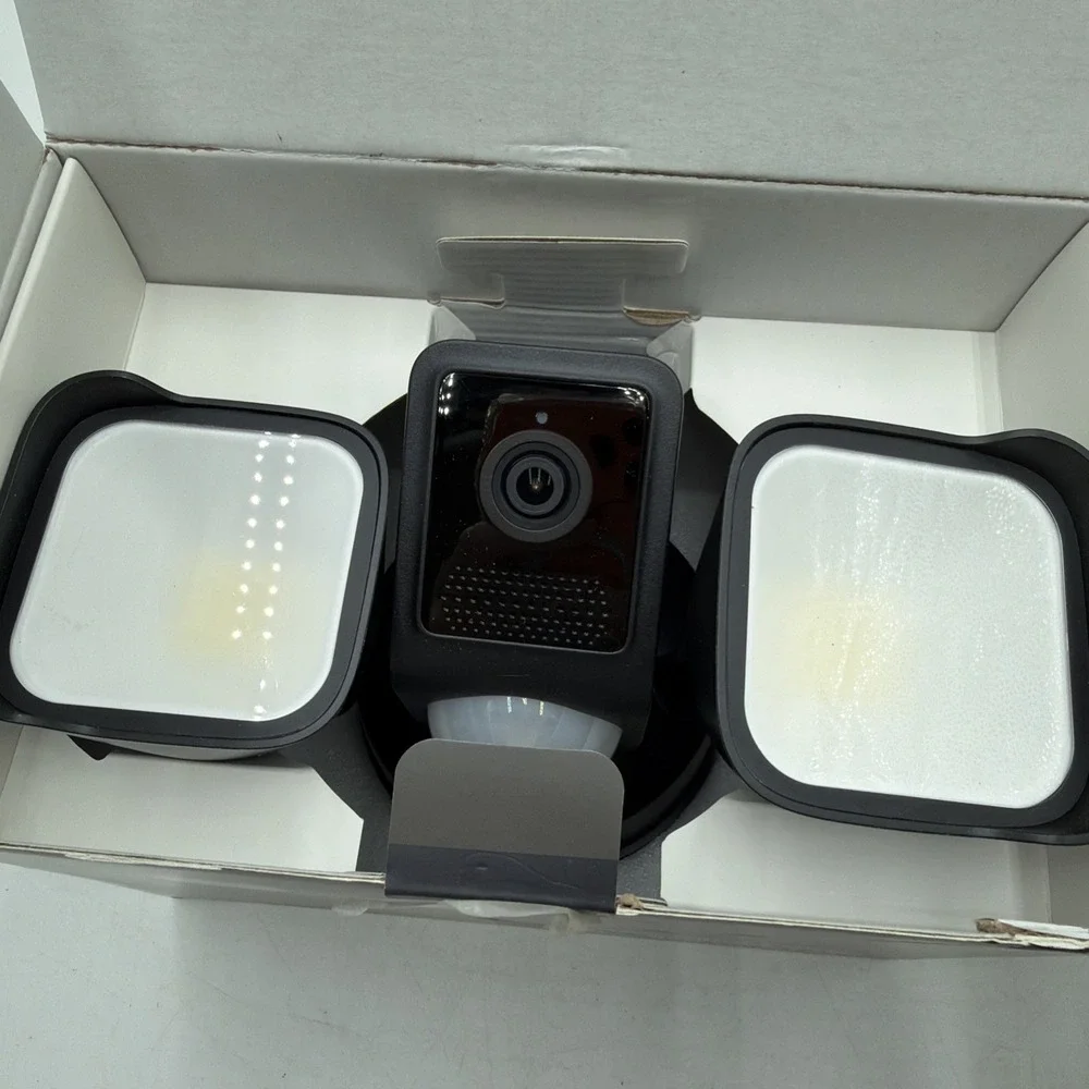 Wyze Cam Floodlight V2 Motion-Activated 2K HD Color Night Vision Camera